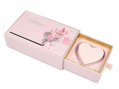 紙盒定制廠家告訴你，在制作愛心禮品包裝盒過程中，需要注意的問題